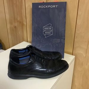 Men’s black wing tip dress shoes